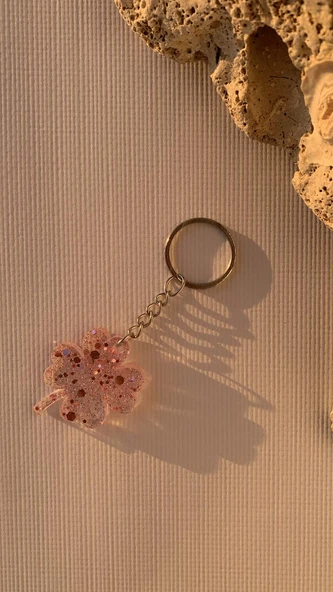Şeffaf Epoksi Pembe Glitter Süslemeli Yonca Şekil Anahtarlık Gümüş Aksesuarlı El Yapımı Hediyelik - 7