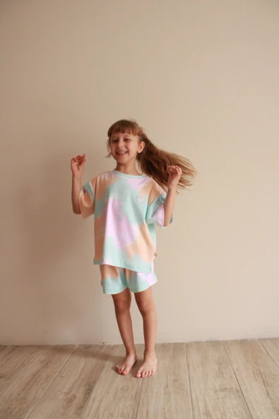 Batik Desenli Kalp Nakışlı Şortlu Takım - Resim 6