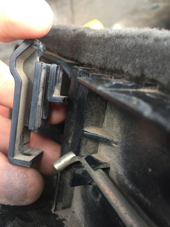 print studıo Bmw E30 - Bagaj yan kapağı mandalı kilidi