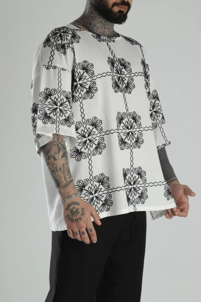 Siyah Nakış İşlemeli Oversize T-Shirt