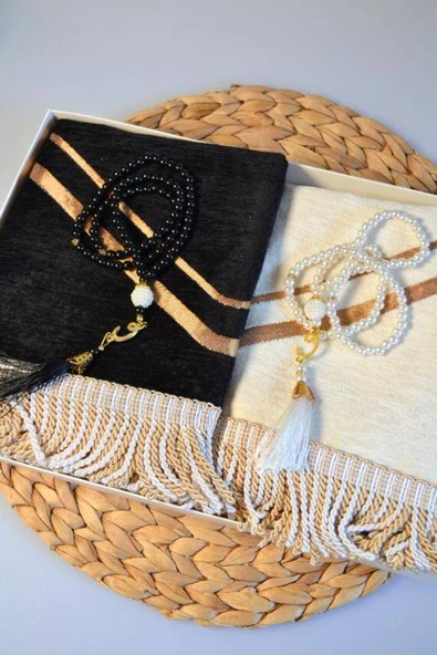 Çiftlere Özel Kalpli Kadife Eş Seccade ve İnci Tesbih Seti Siyah – Vav Detaylı, Hediye Kutulu - Resim 2