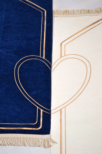 Çiftlere Özel Kalpli Kadife Eş Seccade ve İnci Tesbih Seti Lacivert– Vav Detaylı, Hediye Kutulu - Resim 6