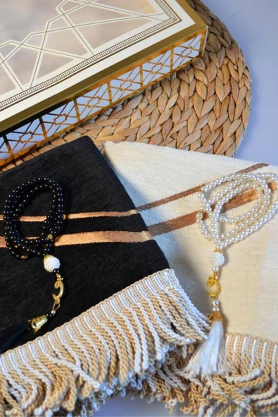 Çiftlere Özel Kalpli Kadife Eş Seccade ve İnci Tesbih Seti Siyah – Vav Detaylı, Hediye Kutulu - Resim 7