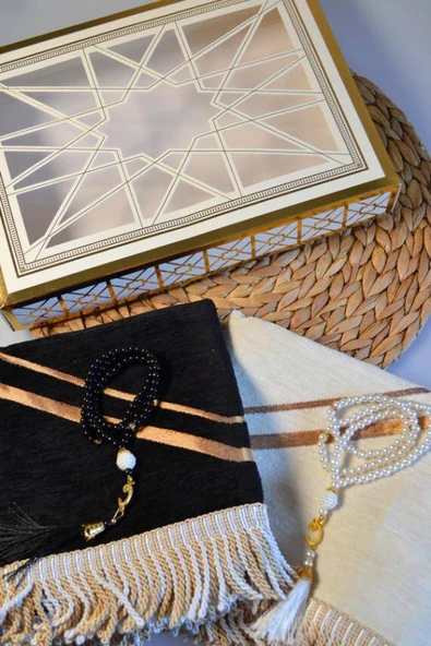 Çiftlere Özel Kalpli Kadife Eş Seccade ve İnci Tesbih Seti Siyah – Vav Detaylı, Hediye Kutulu ürün görseli