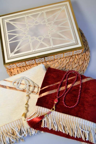 Çiftlere Özel Kalpli Kadife Eş Seccade ve İnci Tesbih Seti Kırmızı– Vav Detaylı, Hediye Kutulu ürün görseli