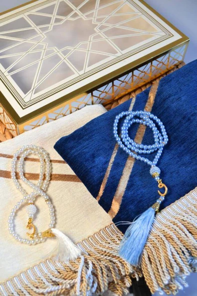 Çiftlere Özel Kalpli Kadife Eş Seccade ve İnci Tesbih Seti Lacivert– Vav Detaylı, Hediye Kutulu ürün görseli 1