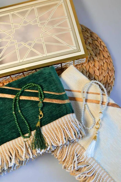 Çiftlere Özel Kalpli Kadife Eş Seccade ve İnci Tesbih Seti Yeşil – Vav Detaylı, Hediye Kutulu ürün görseli