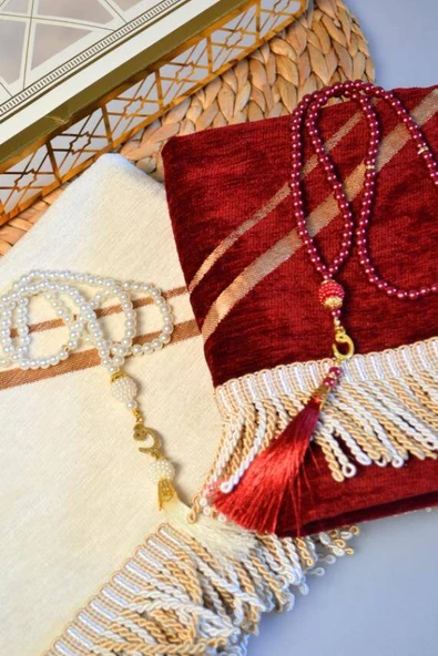 Çiftlere Özel Kalpli Kadife Eş Seccade ve İnci Tesbih Seti Kırmızı– Vav Detaylı, Hediye Kutulu - Resim 2