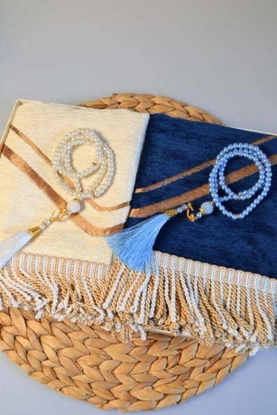 Çiftlere Özel Kalpli Kadife Eş Seccade ve İnci Tesbih Seti Lacivert– Vav Detaylı, Hediye Kutulu - Resim 2