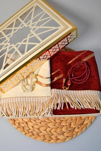 Çiftlere Özel Kalpli Kadife Eş Seccade ve İnci Tesbih Seti Kırmızı– Vav Detaylı, Hediye Kutulu - Resim 7