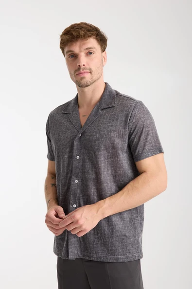 Siyah Erkek Kısa Kollu Yazlık Gömlek – Düğmeli, Açık Yaka, Rahat Kalıp - Resim 2