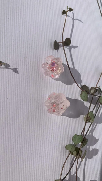 Şeffaf Epoksi Içinde Pembe Renk Glitterli Kedi Köpek Pati Şekilli Küpe Gümüş Aksesuarlı El Yapımı - Resim 2