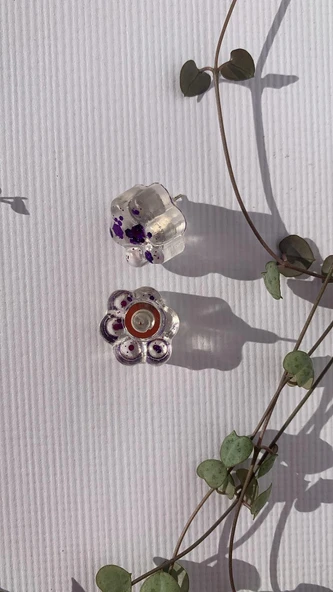 Şeffaf Epoksi Içinde Mor Renk Glitterli Kedi Köpek Pati Şekilli Küpe Gümüş Aksesuarlı El Yapımı - Resim 2