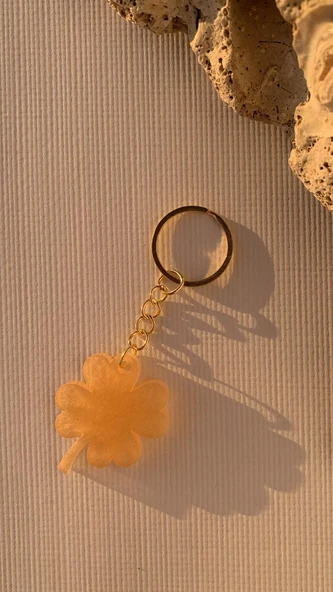 Sedefli Turuncu Renk Yonca Şekil Gold Aksesuarlı Anahtarlık El Yapımı Epoksi Hediyelik ürün görseli