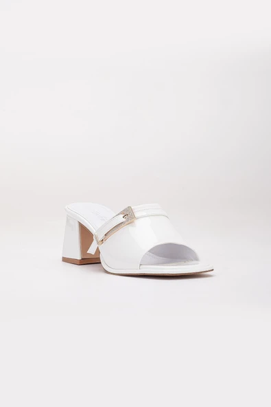 Büyük Beden Kadın Topuklu Terlik Beyaz Rugan Yüzlü Taşlı Tokalı - Resim 4