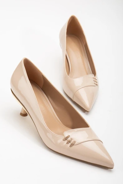 Büyük Numara Rugan Taşlı Yan Yüzlü Ten Kadın Kısa Topuklu Ayakkabı ürün görseli