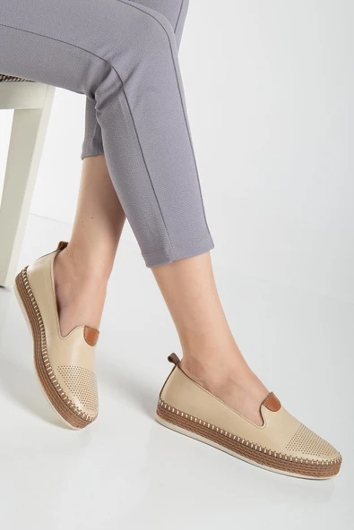 Hakiki Deri Kadın Günlük Ayakkabı Bej Yüzlü Burun Baskılı Düz Taban ürün görseli