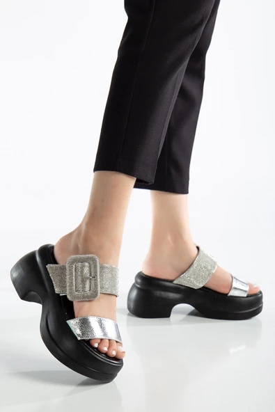Kadın Dolgu Topuklu Terlik Gümüş 2 Bantlı Kare Taş Tokalı - Resim 2