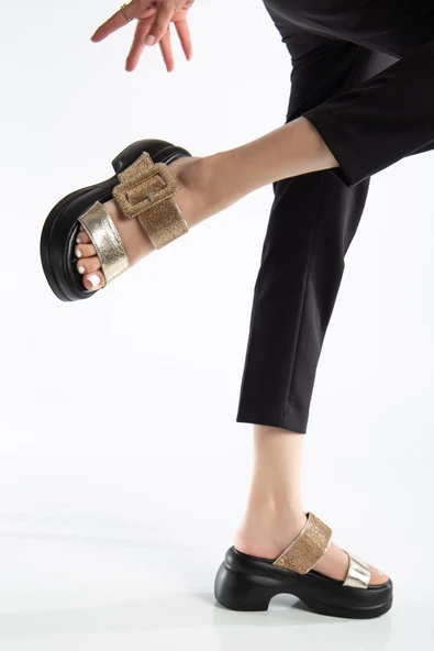 Kadın Dolgu Topuklu Terlik Gold 2 Bantlı Kare Taş Tokalı - Resim 4