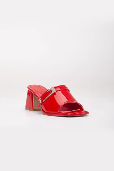 Büyük Beden Kadın Topuklu Terlik Kırmızı Rugan Yüzlü Taşlı Tokalı - Resim 4