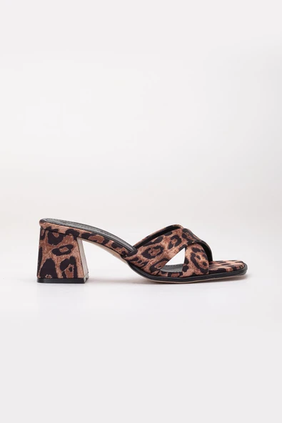 Büyük Beden Kadın Topuklu Terlik Leopar Saten Çapraz Bantlı Kısa Topuklu - Resim 3