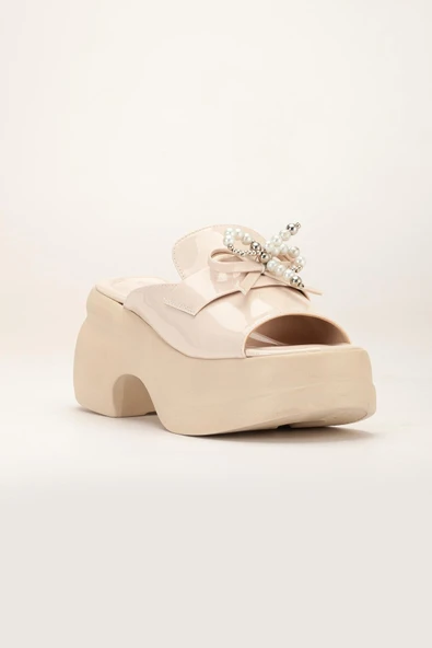 Kadın Dolgu Topuklu Terlik Bej Rugan Tümyüz İnce Aksesuarlı - Resim 4