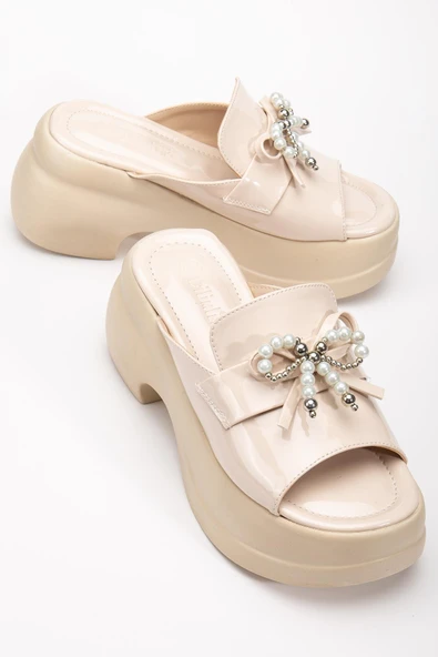 Kadın Dolgu Topuklu Terlik Bej Rugan Tümyüz İnce Aksesuarlı ürün görseli