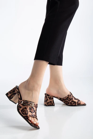 Büyük Beden Kadın Topuklu Terlik Leopar Saten Yüzlü Taşlı Tokalı - Resim 2