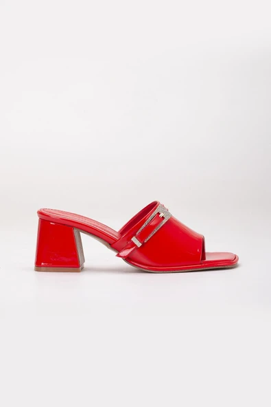 Büyük Beden Kadın Topuklu Terlik Kırmızı Rugan Yüzlü Taşlı Tokalı - Resim 3