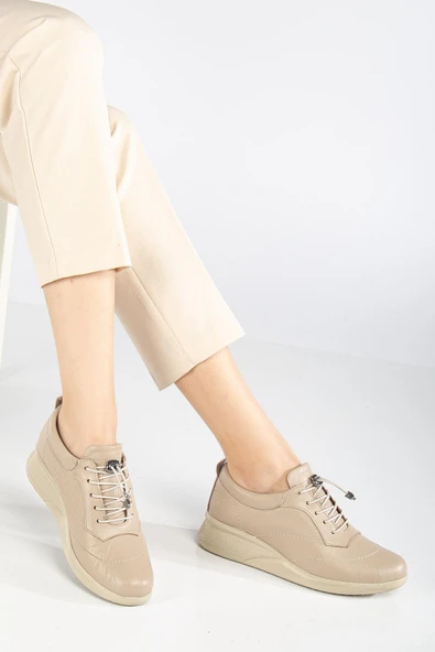 Hakiki Deri Ortopedik Kadın Günlük Ayakkabısı Bej Dolgu Topuklu Elastik Bağcıklı - Resim 2