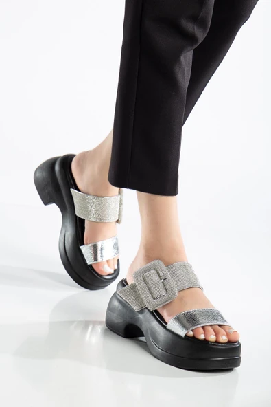 Kadın Dolgu Topuklu Terlik Gümüş 2 Bantlı Kare Taş Tokalı ürün görseli