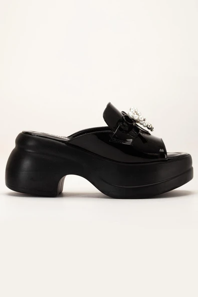 Kadın Dolgu Topuklu Terlik Siyah Rugan Tümyüz İnce Aksesuarlı - Resim 3