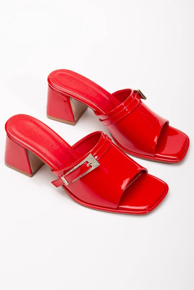 Büyük Beden Kadın Topuklu Terlik Kırmızı Rugan Yüzlü Taşlı Tokalı ürün görseli