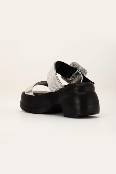 Kadın Dolgu Topuklu Terlik Gümüş 2 Bantlı Kare Taş Tokalı - Resim 8