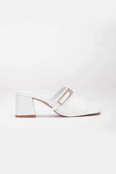 Büyük Beden Kadın Topuklu Terlik Beyaz Rugan Yüzlü Taşlı Tokalı - Resim 3