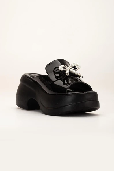 Kadın Dolgu Topuklu Terlik Siyah Rugan Tümyüz İnce Aksesuarlı - Resim 4