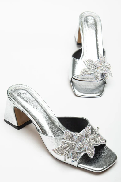 Kadın Topuklu Terlik Gümüş Cİlt Taşlı Yaprak Aksesuarlı ürün görseli
