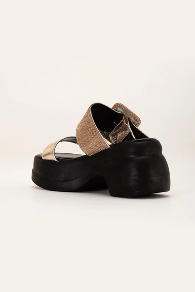 Kadın Dolgu Topuklu Terlik Gold 2 Bantlı Kare Taş Tokalı - Resim 8