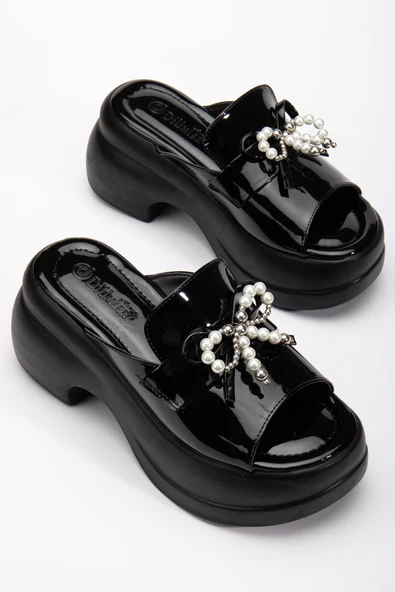 Kadın Dolgu Topuklu Terlik Siyah Rugan Tümyüz İnce Aksesuarlı ürün görseli