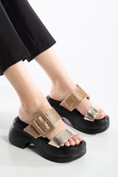 Kadın Dolgu Topuklu Terlik Gold 2 Bantlı Kare Taş Tokalı - Resim 2