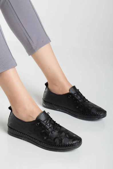 Hakiki Deri Kadın Günlük Ayakkabı Siyah Lazer Baskılı Elastik Bağcıklı Jel Taban ürün görseli