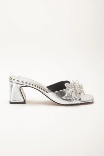 Kadın Topuklu Terlik Gümüş Cİlt Taşlı Yaprak Aksesuarlı - Resim 3