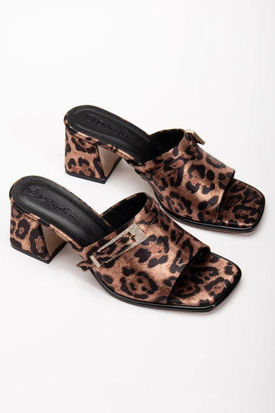 Büyük Beden Kadın Topuklu Terlik Leopar Saten Yüzlü Taşlı Tokalı ürün görseli