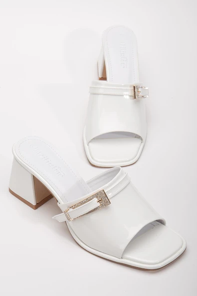 Büyük Beden Kadın Topuklu Terlik Beyaz Rugan Yüzlü Taşlı Tokalı ürün görseli