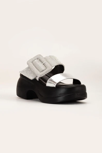 Kadın Dolgu Topuklu Terlik Gümüş 2 Bantlı Kare Taş Tokalı - Resim 7