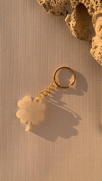 Parlak Beyaz Sedefli Renkli Yonca Şekil Gümüş Aksesuarlı Küçük Anahtarlık El Yapımı Epoksi Hediyelik