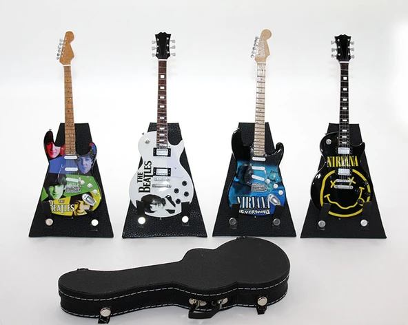 Çantalı Gitar Figürü - 1