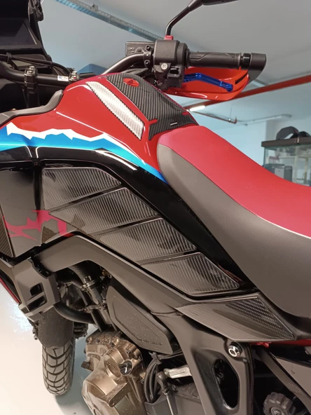 Honda Africa Twin 2016-2019 ile Uyumlu Kaydırmaz 6D Karbon 15 Parça Tank Pad Seti GC52 - Resim 4
