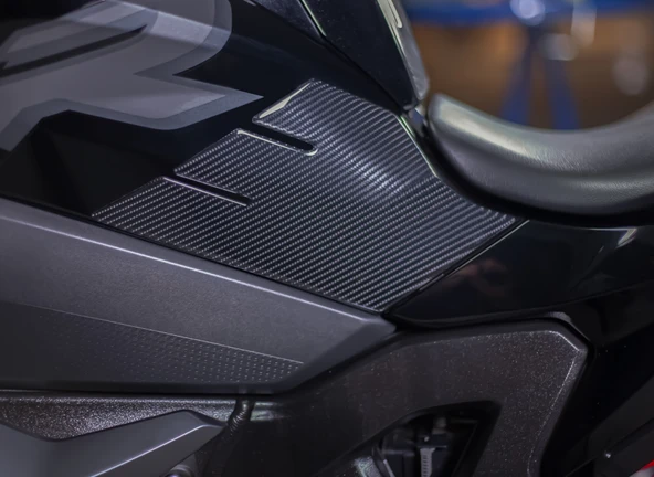 BMW S1000XR 2023 ile Uyumlu Kaydırmaz 6D Karbon 7 Parça Tank Pad Seti GC44 - Resim 4