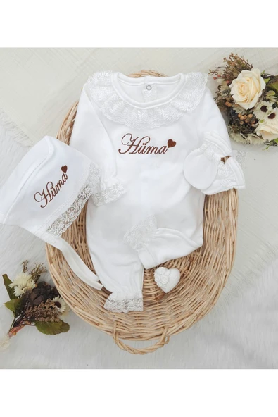 gros shop Yeni Doğan Dantelli 3'lü Hastane Çıkış Tulum Seti (KİŞİYE ÖZGÜ İSİMLİ NAKIŞ DESENLİ) - 1